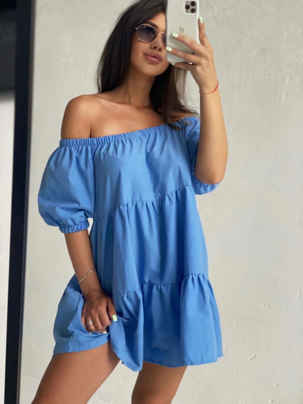 Платье сарафан с открытыми плечами голубого цвета