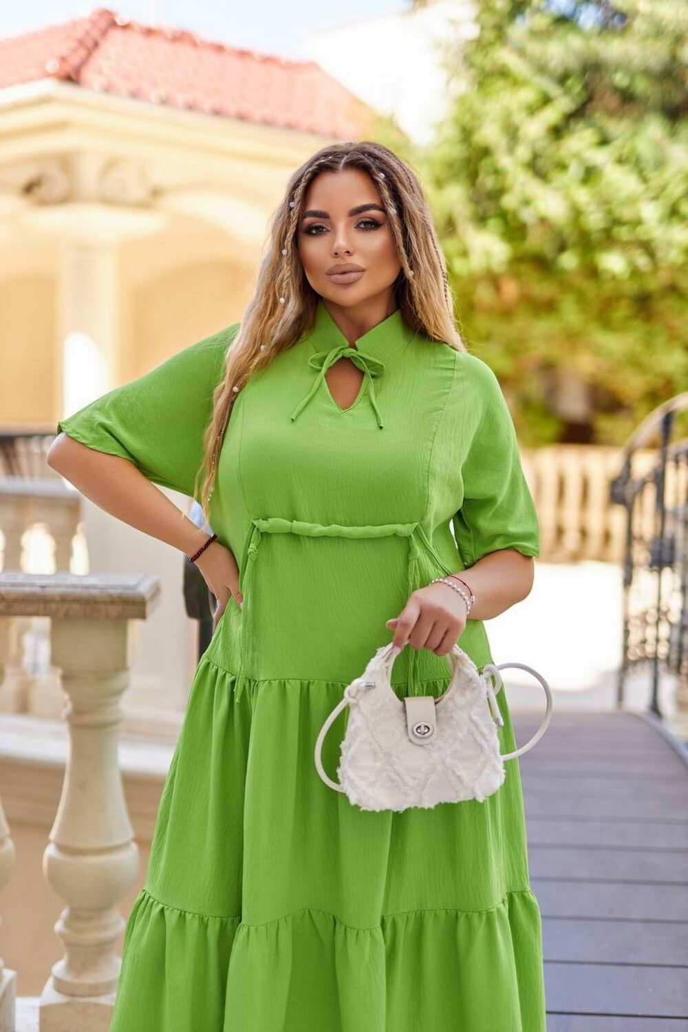 Невагоме плаття зі спідницею-напівсонце. Рукави цільнокроєні. Комір-стійка оформлений зав'язками. По центру полички куліска на зав'язці. З боків зручні косі кишені-кенгуру. Тканина легка, міцна, пропускає повітря, має невелику розтяжність. Колір