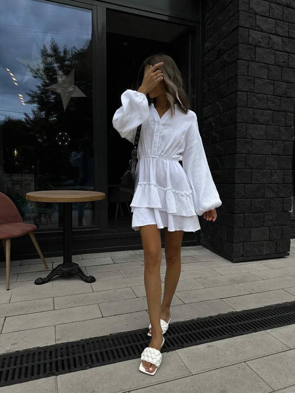 Стильна муслінна сукня. Верх застібається на гудзики, по низу волан рюш, талія на резинці. Колір білий.