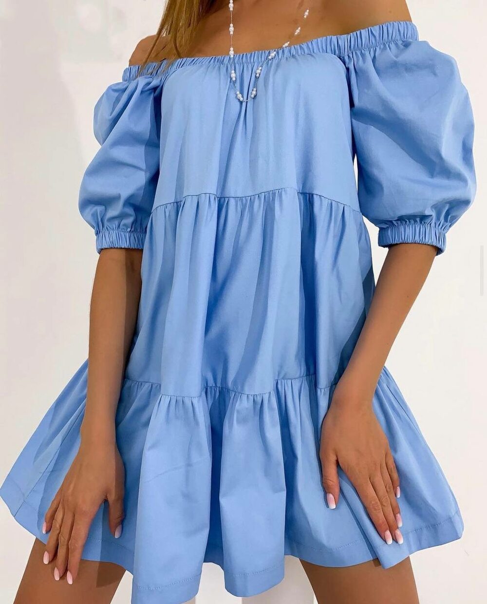 Платье сарафан с открытыми плечами голубого цвета