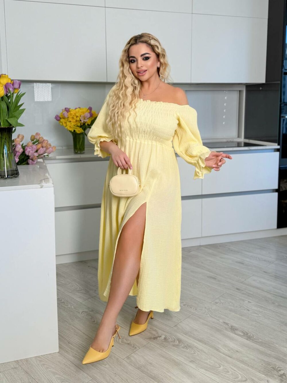 Сукня з гумкою та розрізом, колір жовтий
