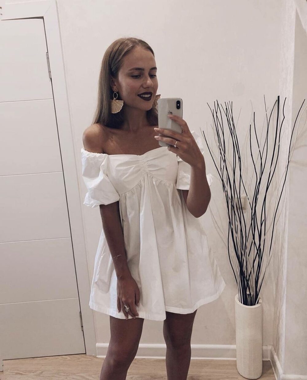 Белое мини платье фонарик