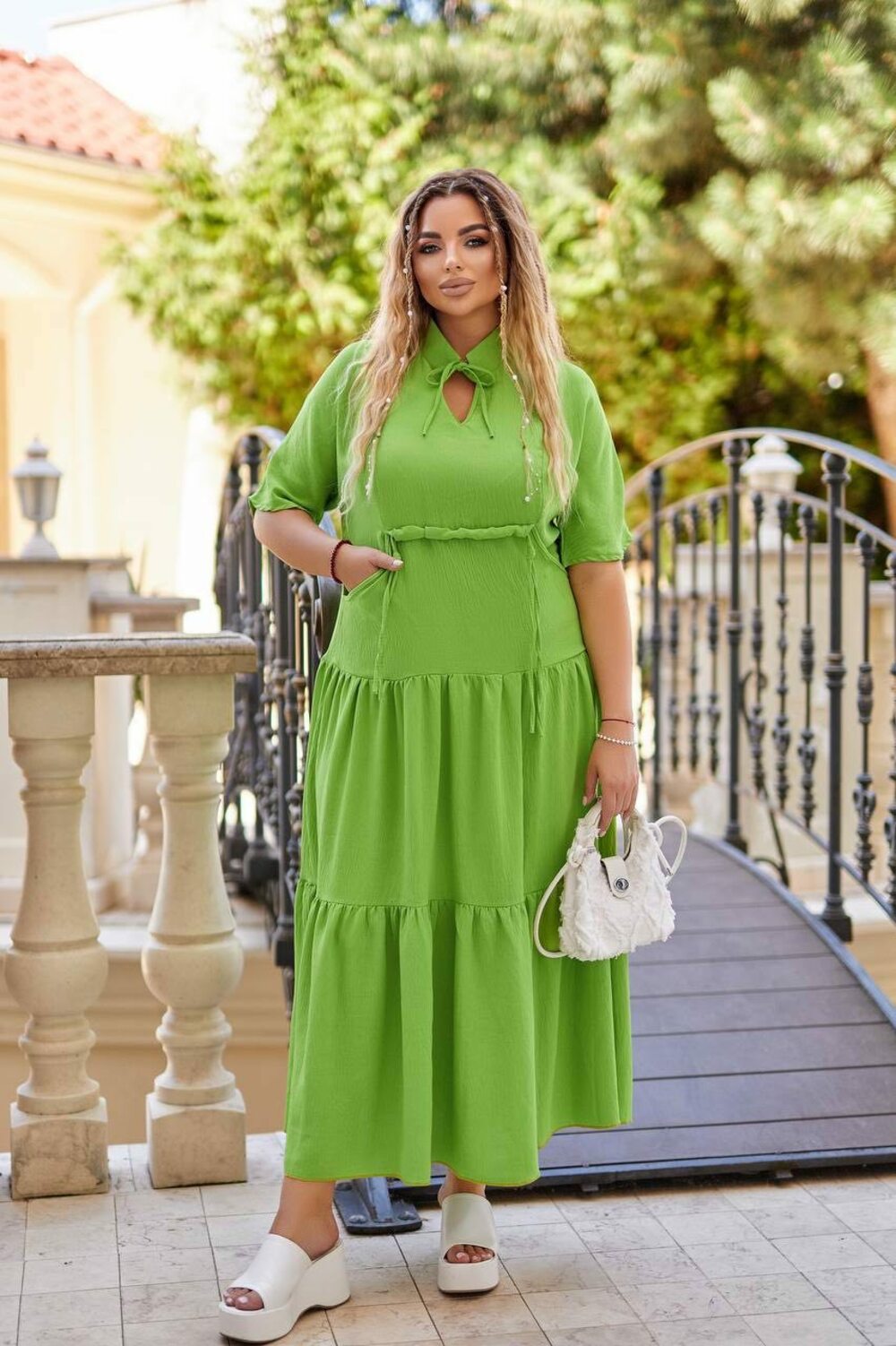 Невагоме плаття зі спідницею-напівсонце. Рукави цільнокроєні. Комір-стійка оформлений зав'язками. По центру полички куліска на зав'язці. З боків зручні косі кишені-кенгуру. Тканина легка, міцна, пропускає повітря, має невелику розтяжність. Колір