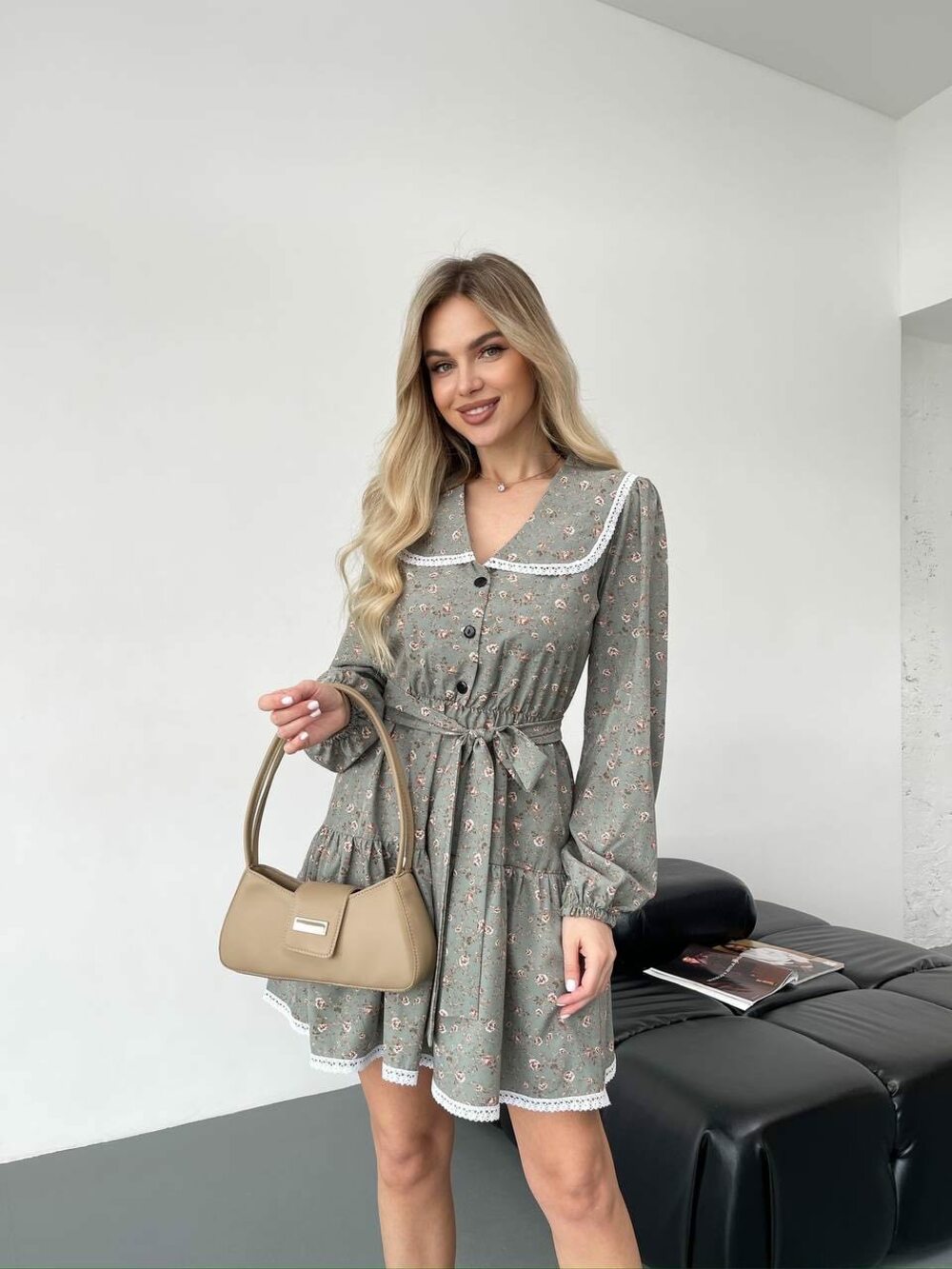 Принтована шовкова сукня з пояском, талія на гумці, оливковий колір з жовтим принтом.