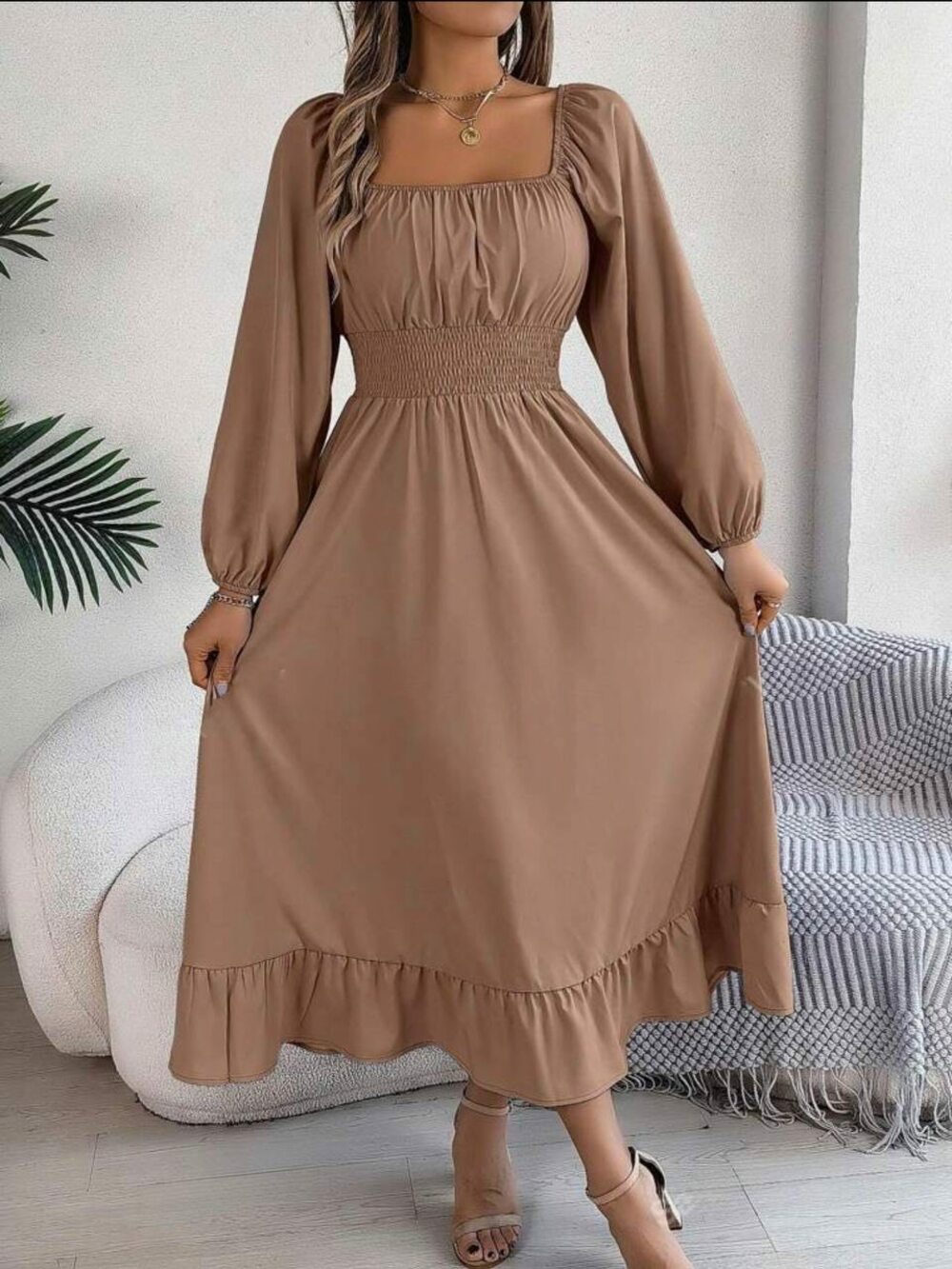 Стильне плаття-максі з довгим рукавом, квадратне декольте, талія на резинці, колір моко