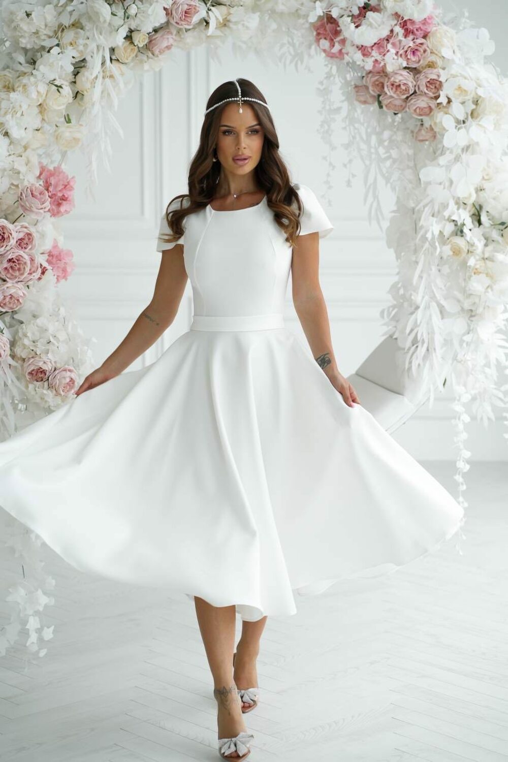 Сукня в касичному стилі, верх приталений із округлим вирізом та короткими рукавами, у комплекті пояс, спідниця "сонце". Колір молочний.