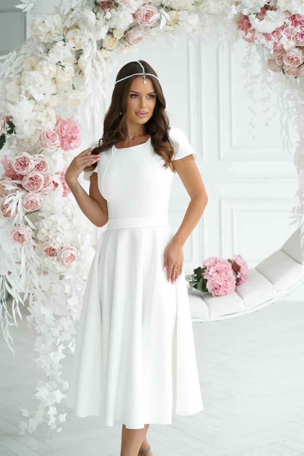 Сукня в касичному стилі, верх приталений із округлим вирізом та короткими рукавами, у комплекті пояс, спідниця "сонце". Колір молочний.