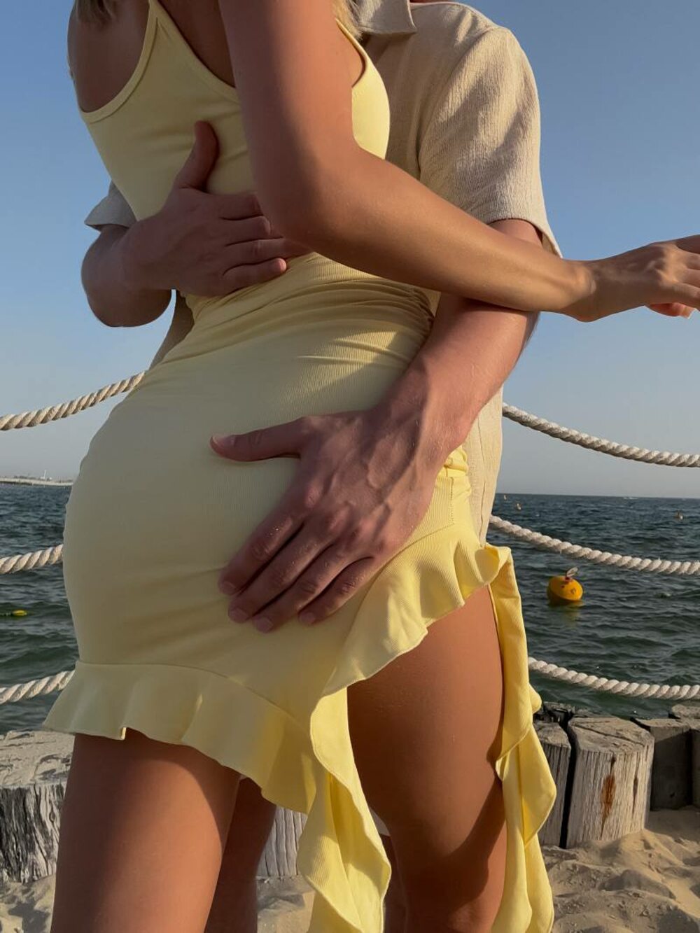 Сукня оригінального крою на бретельках, колір лимонний