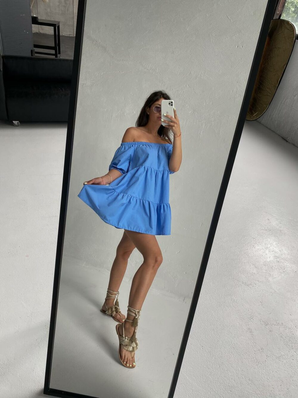 Платье сарафан с открытыми плечами голубого цвета