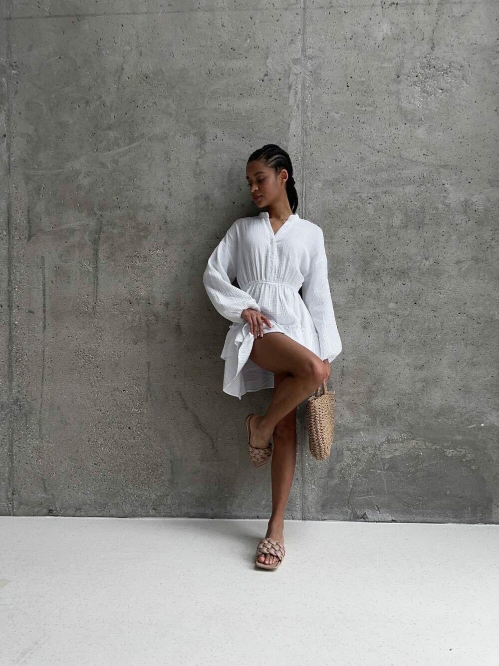 Стильна муслінна сукня. Верх застібається на гудзики, по низу волан рюш, талія на резинці. Колір білий.