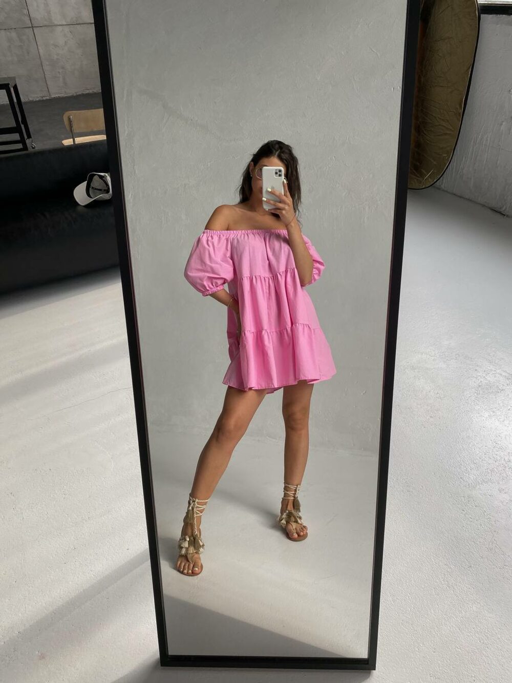 Платье сарафан с открытыми плечами розового цвета