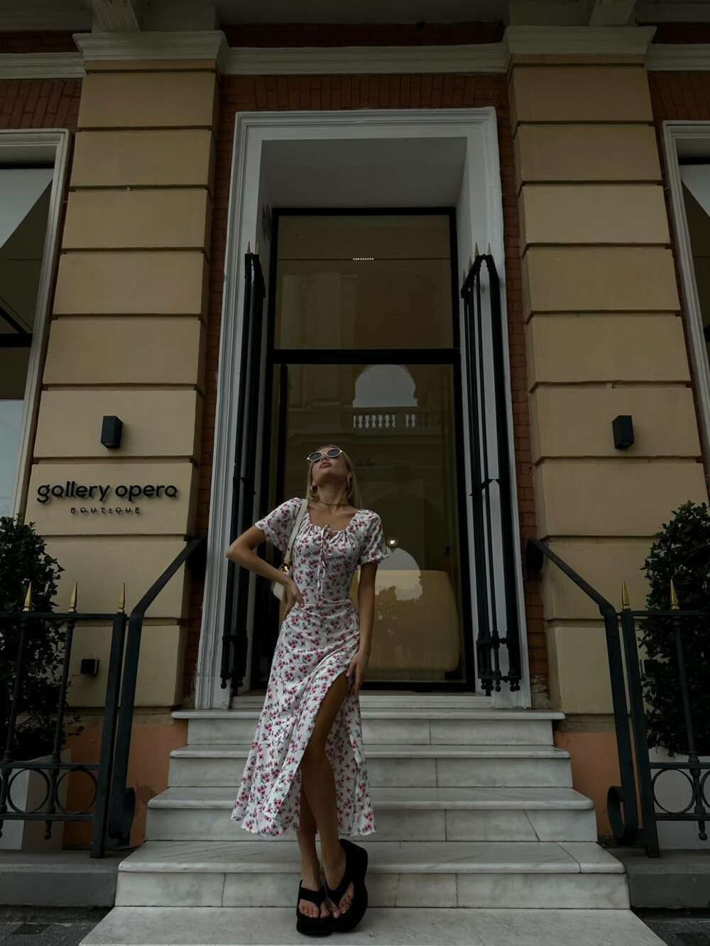 Сукня з розрізом, колір принту малиновий