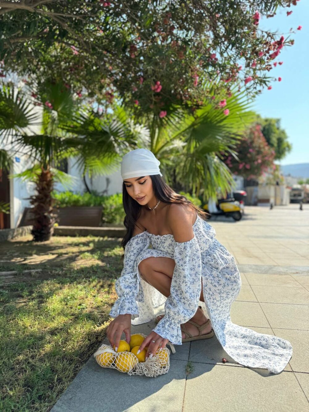 Сукня з відкритими плечима та розрізами, колір білий із синім принтом