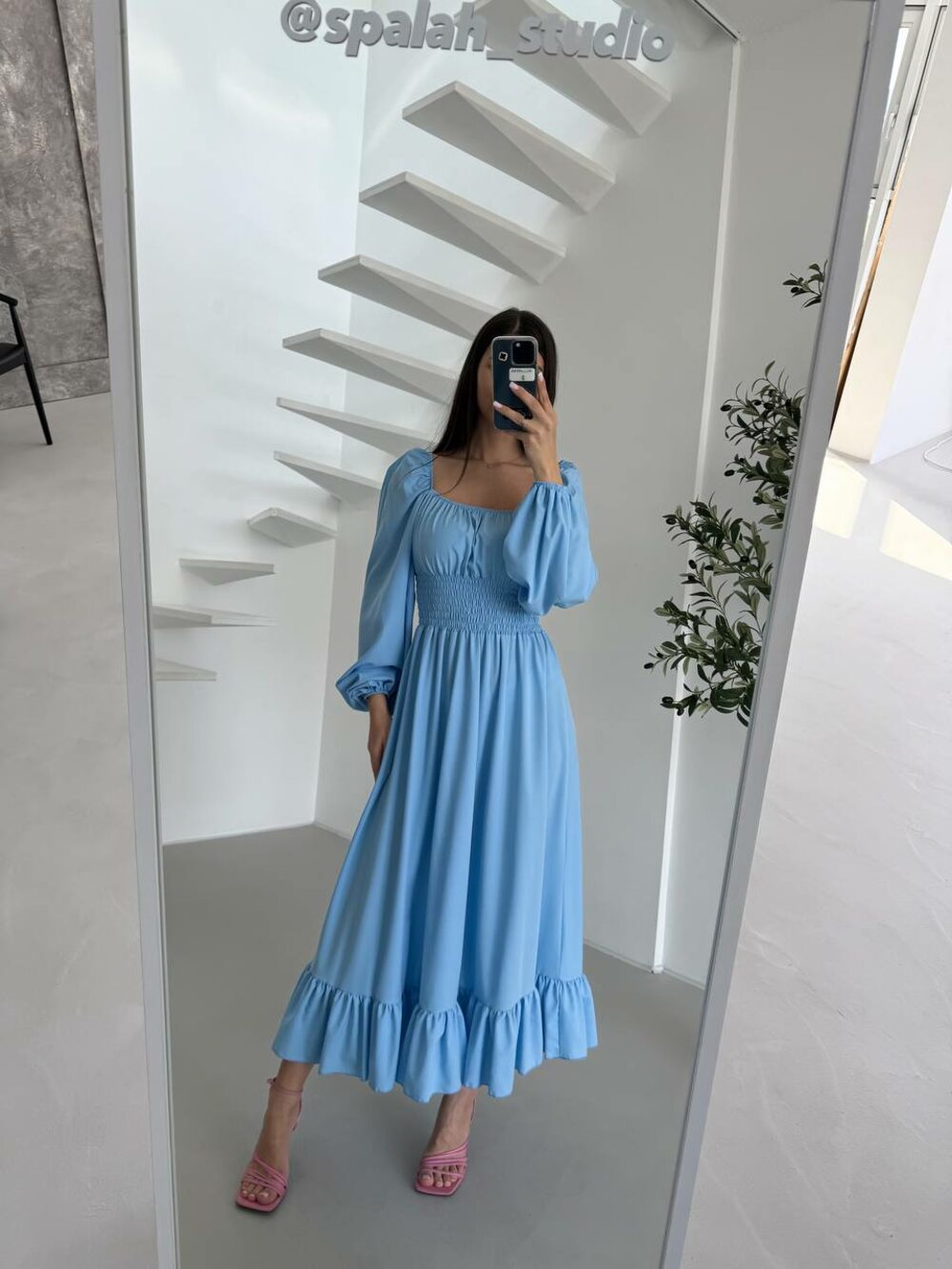 Платье с длинным рукавом и широкой резинкой на талии, цвет голубой