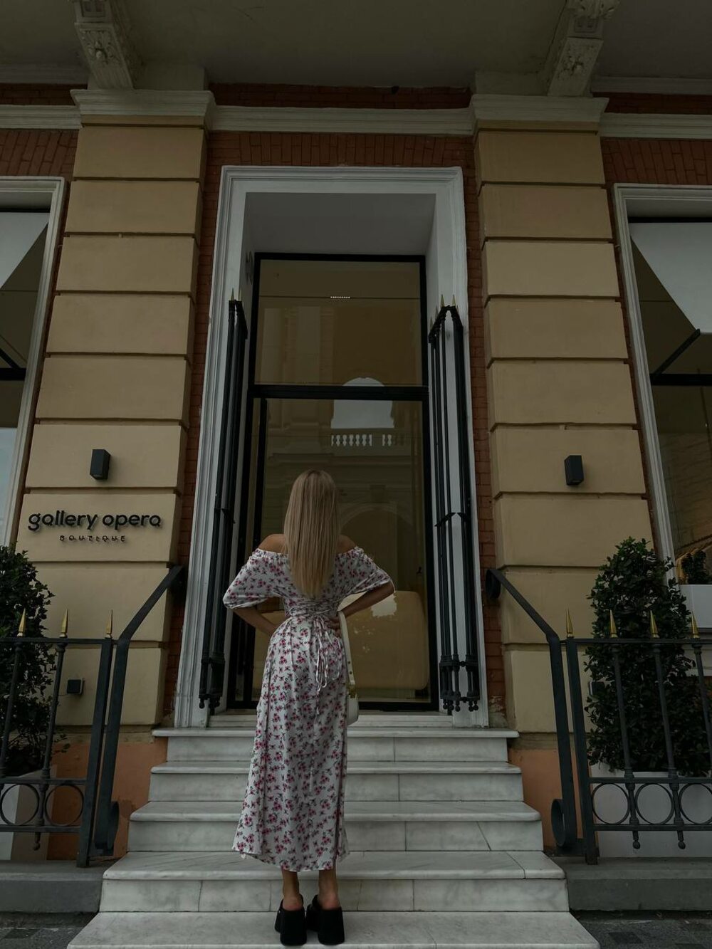 Сукня з розрізом, колір принту малиновий