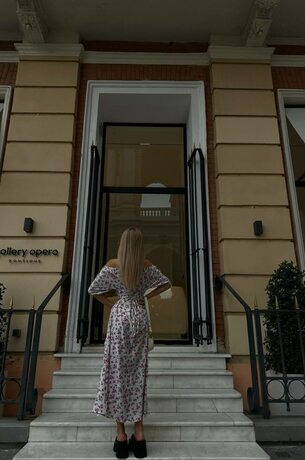 Сукня з розрізом, колір принту малиновий