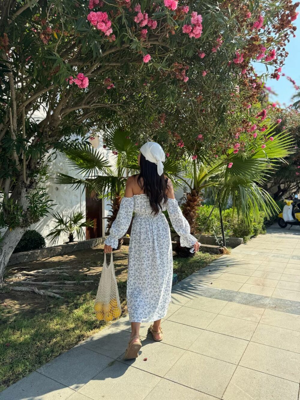 Сукня з відкритими плечима та розрізами, колір білий із синім принтом