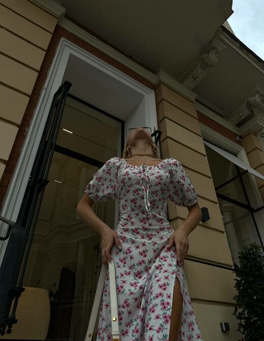 Платье с разрезом, цвет принта малиновый