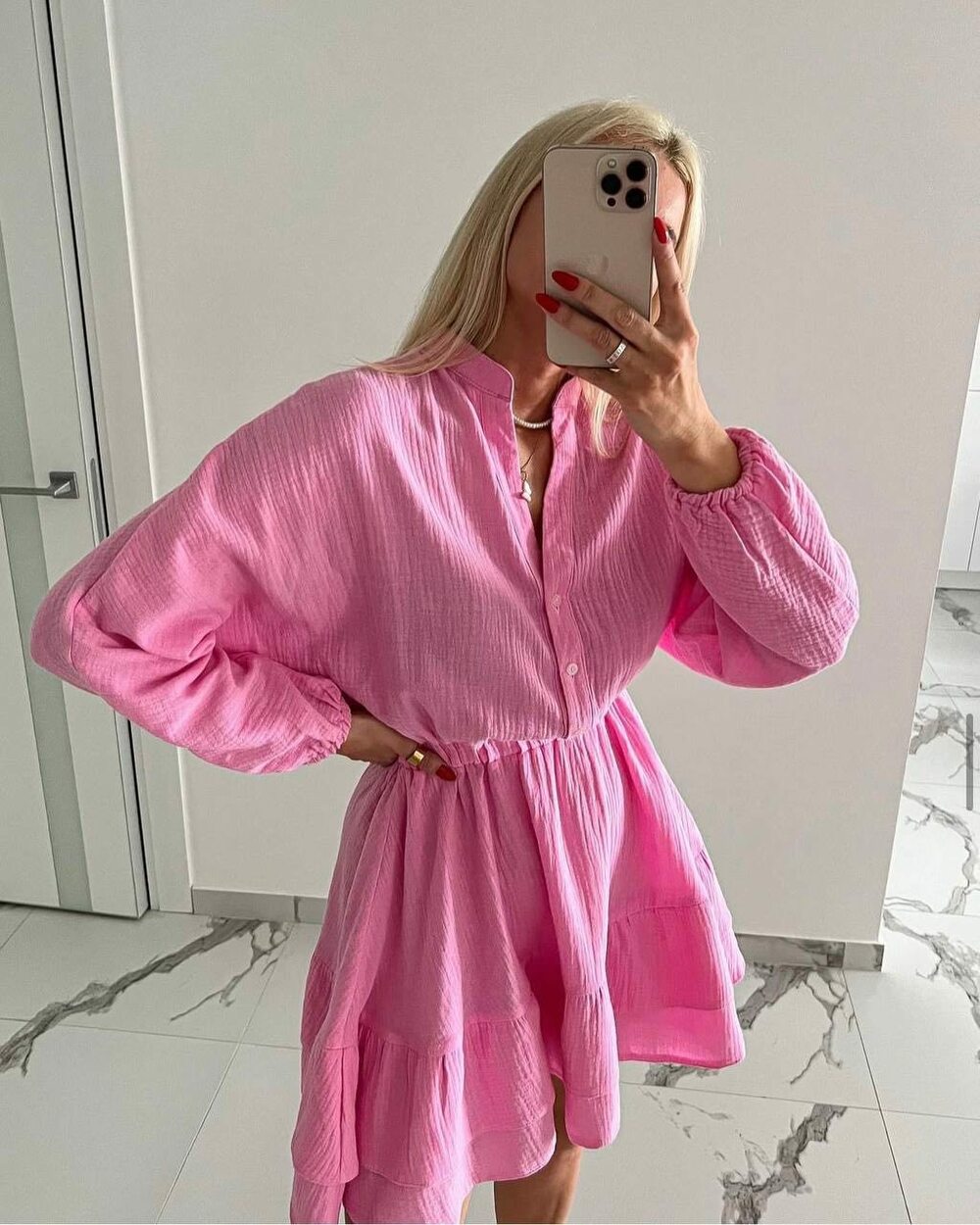 Стильна муслінна сукня. Верх застібається на гудзики, по низу волан рюш, талія на резинці. Колір малиновий.