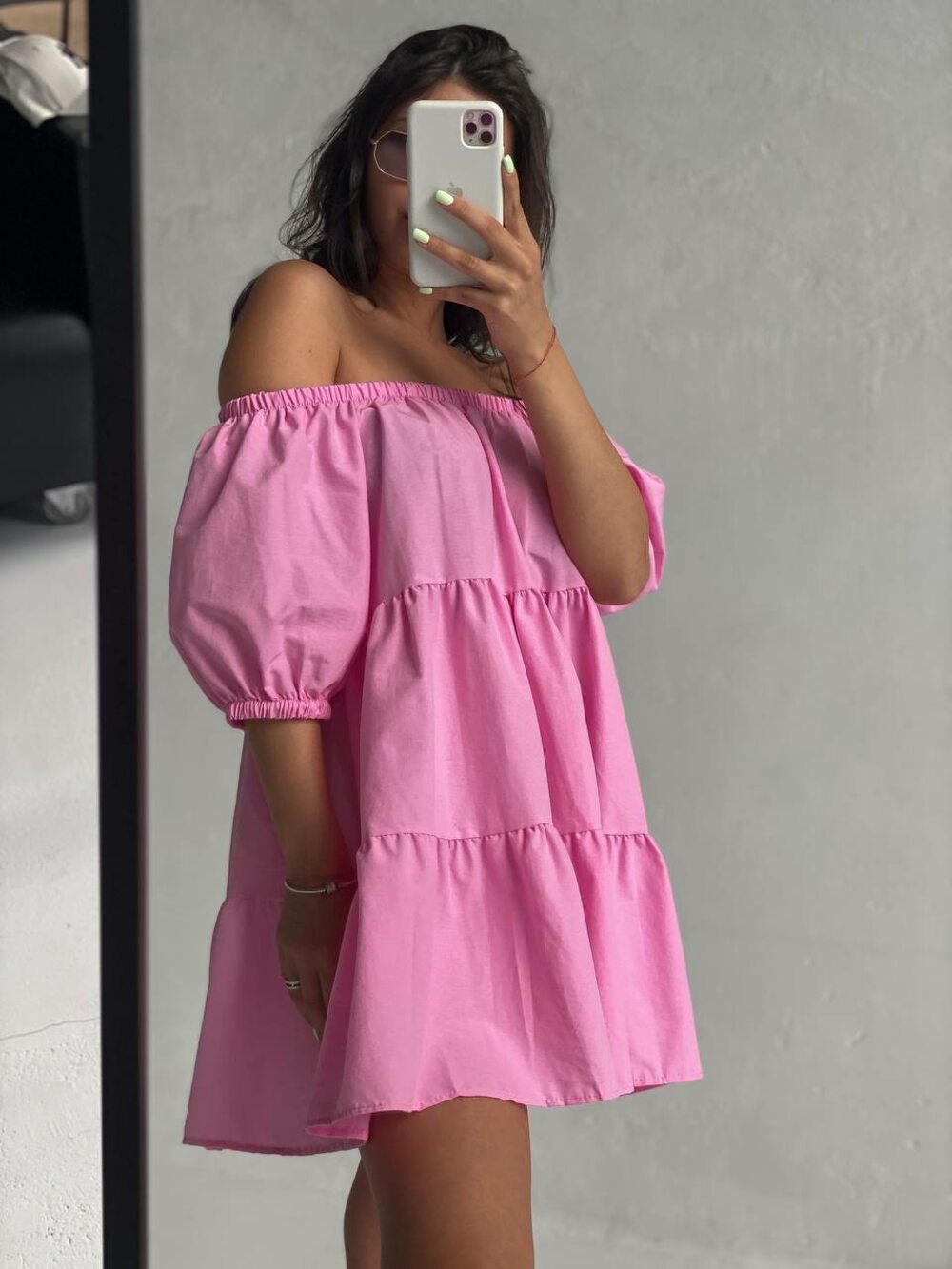 Платье сарафан с открытыми плечами розового цвета