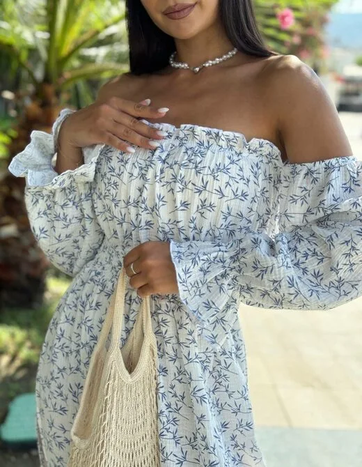 Сукня з відкритими плечима та розрізами, колір білий із синім принтом