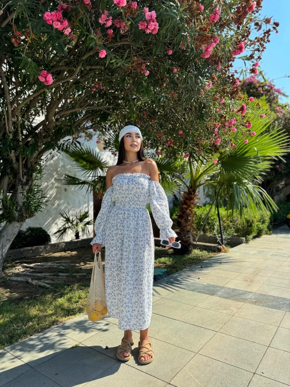 Сукня з відкритими плечима та розрізами, колір білий із синім принтом