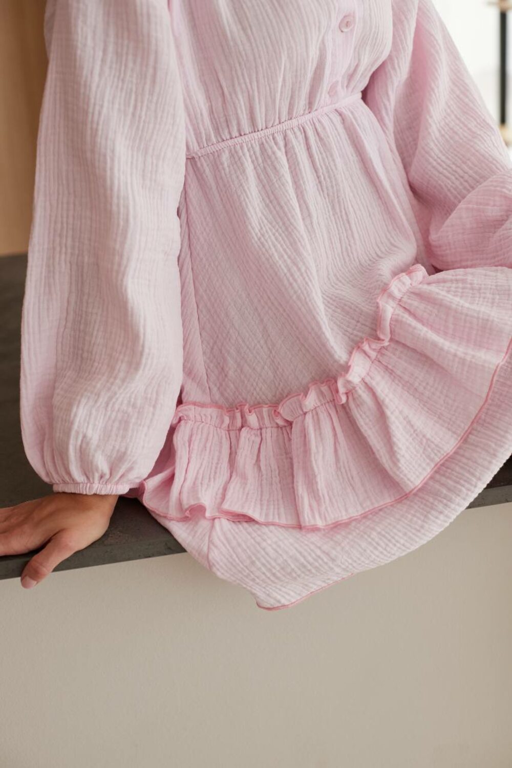 Міні-сукня з довгим рукавом і гудзиками на декольте, колір пудра