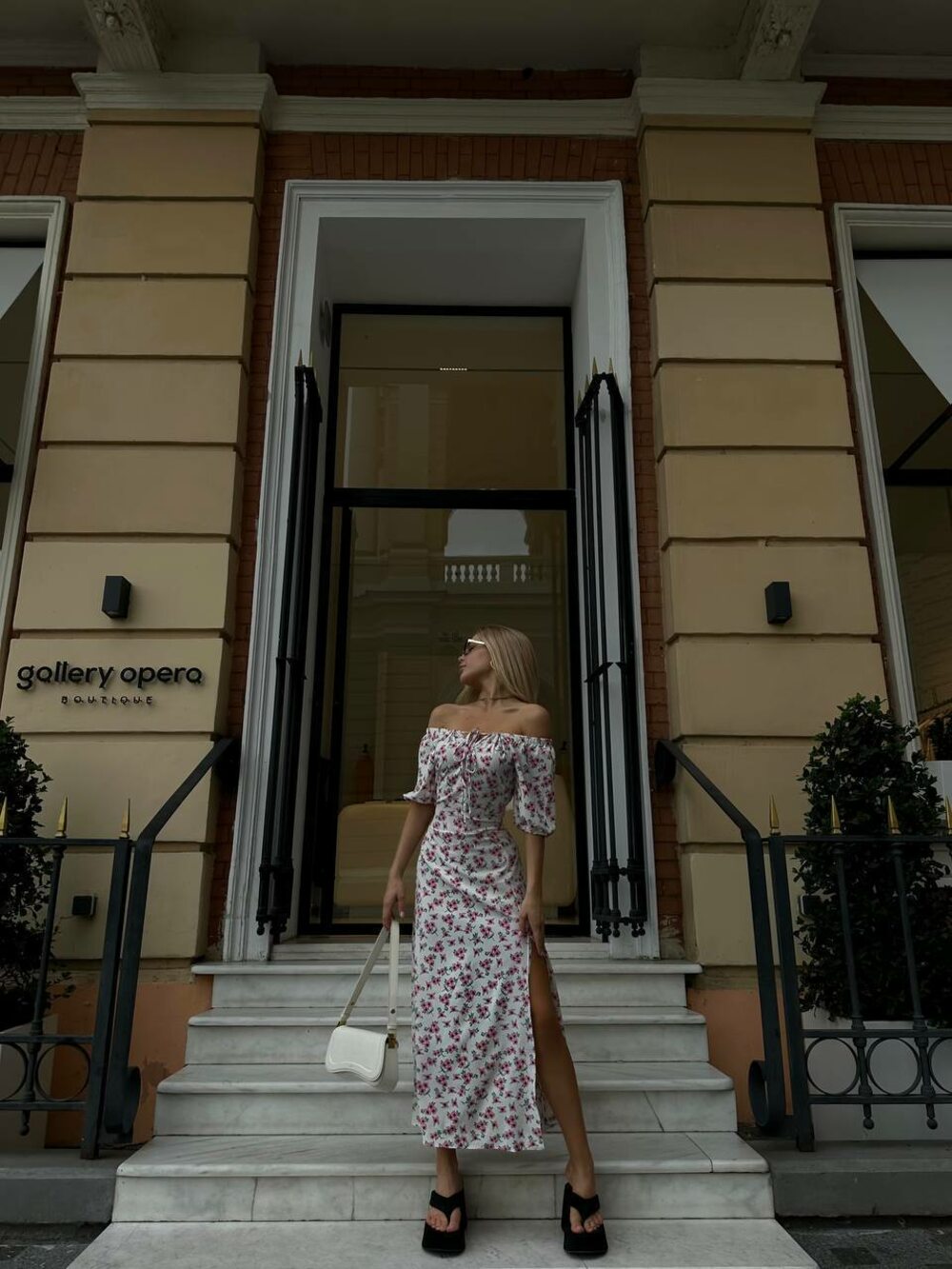 Сукня з розрізом, колір принту малиновий