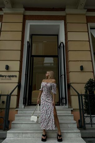 Сукня з розрізом, колір принту малиновий