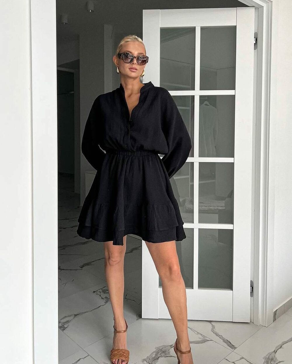 Стильна муслінна сукня. Верх застібається на гудзики, по низу волан рюш, талія на резинці. Колір чорний.