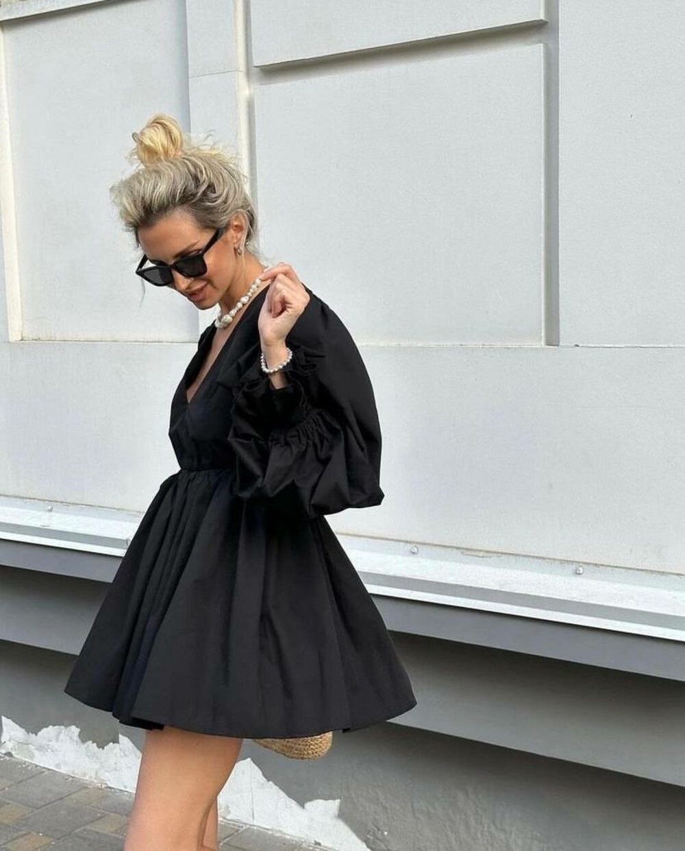 Сукня з об'ємними рукавами та пишною обкою, колір чорний