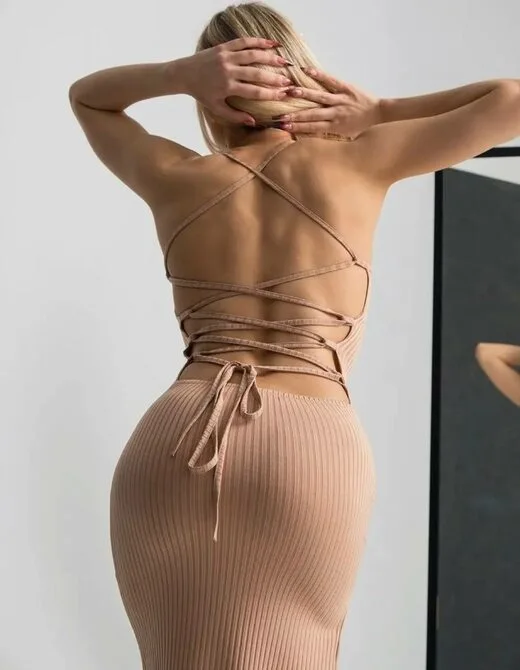 Сукня з розрізом та шнурівкою на спині, колір бежевий