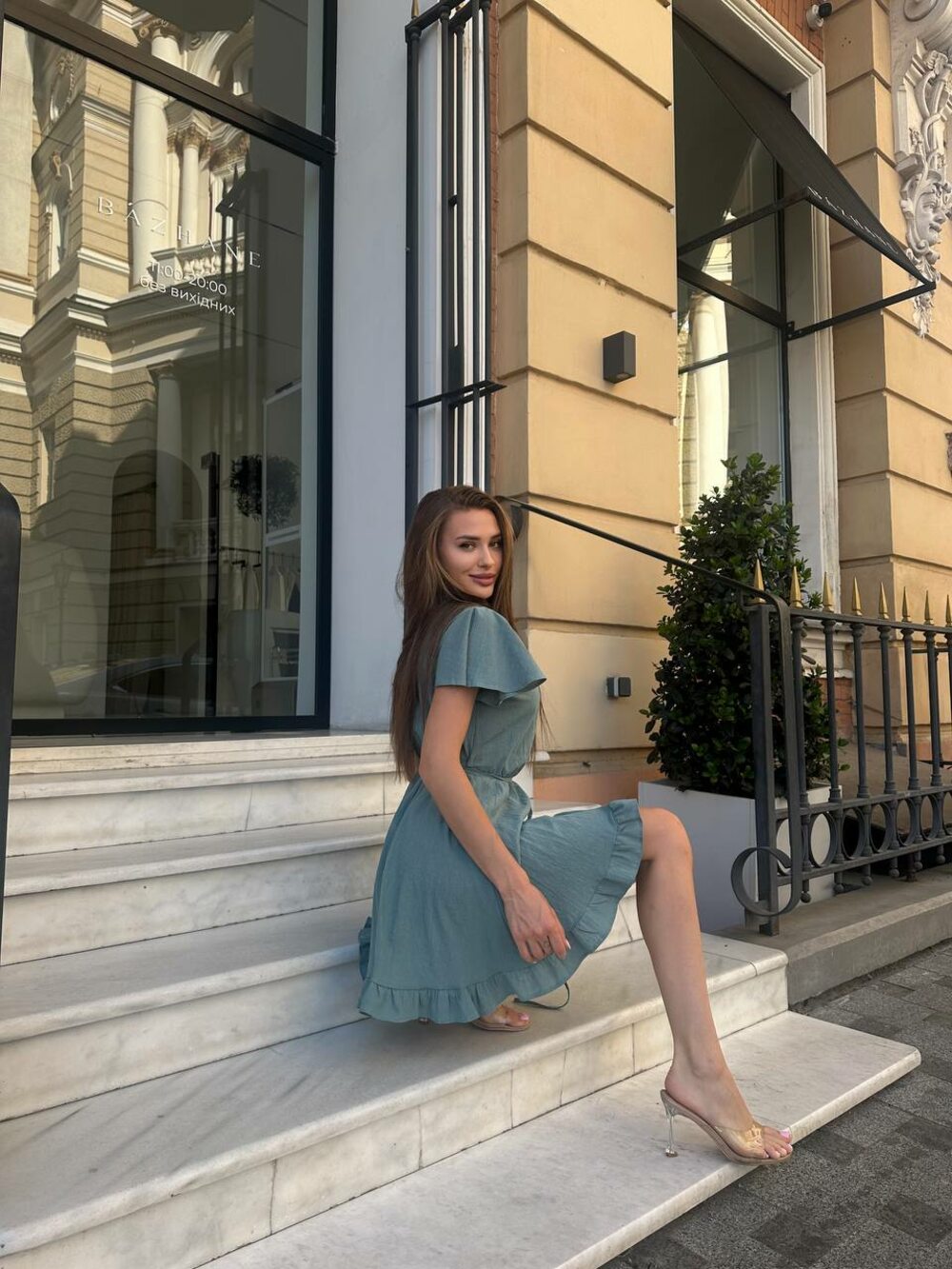 Сукня на запах, оливковий колір