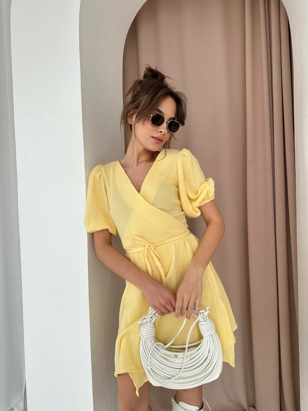 Легка сукня на запах, колір лимонний