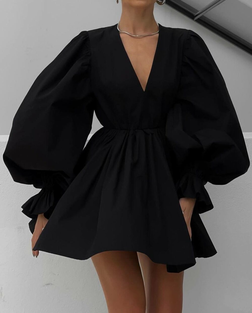 Сукня з об'ємними рукавами та пишною обкою, колір чорний