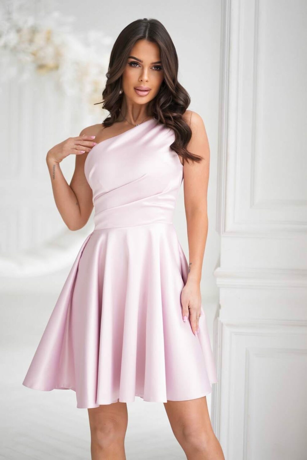 Атласна сукня зі спідницею "сонце" на одне плече, колір пудра