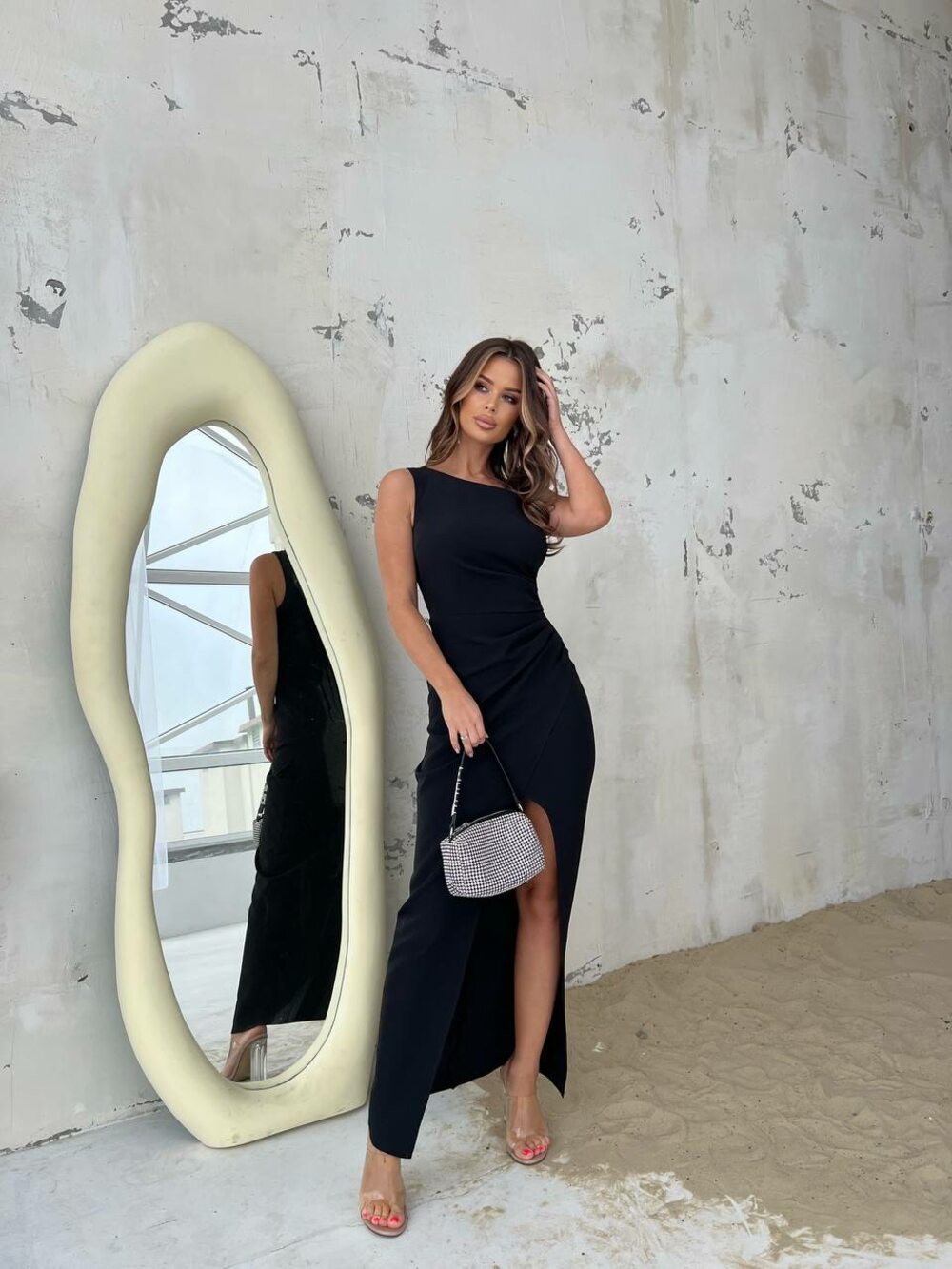 Черное изящное платье обтягивающее с разрезом