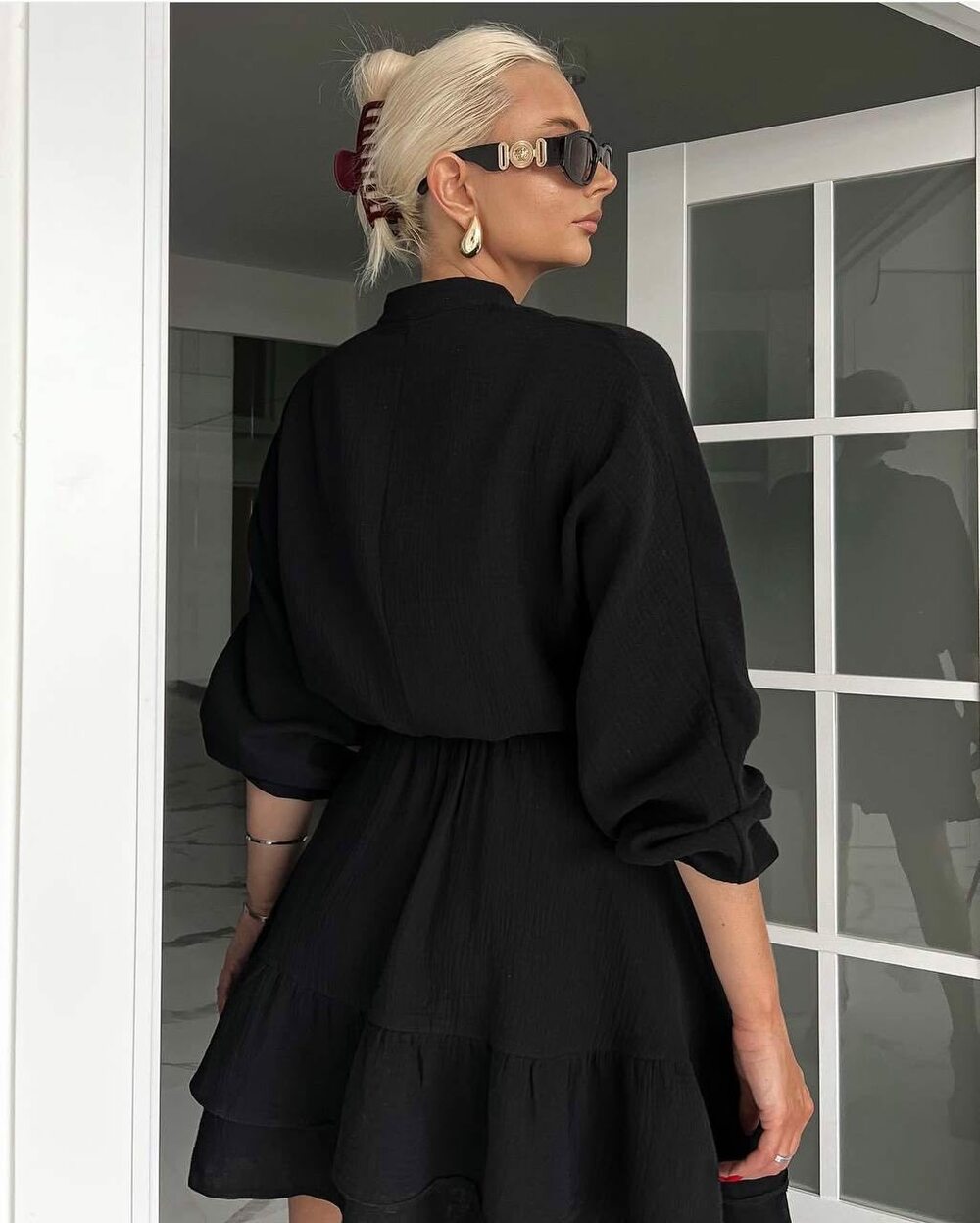 Стильна муслінна сукня. Верх застібається на гудзики, по низу волан рюш, талія на резинці. Колір чорний.