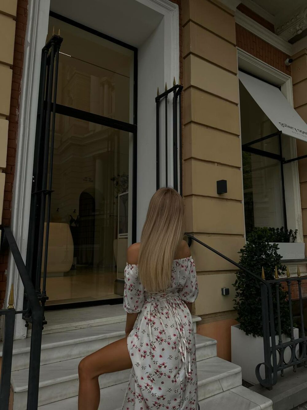 Сукня з розрізом, колір принту червоний