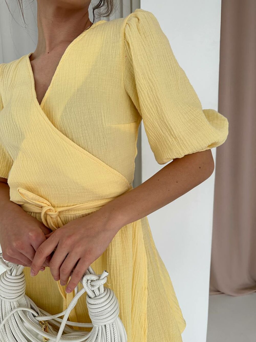 Легка сукня на запах, колір лимонний