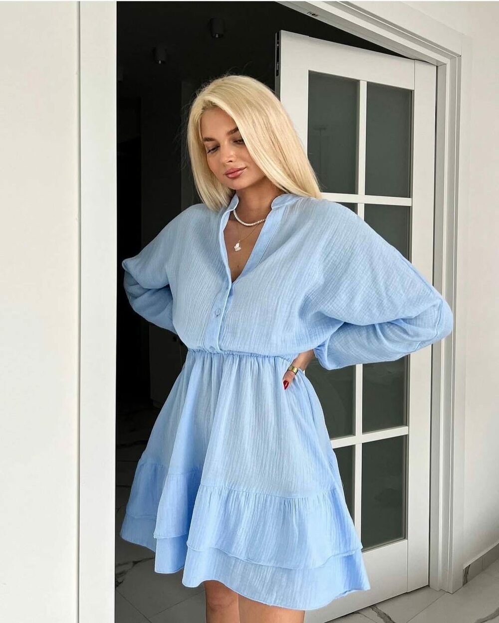 Стильна муслінна сукня. Верх застібається на гудзики, по низу волан рюш, талія на резинці. Колір блакитний.