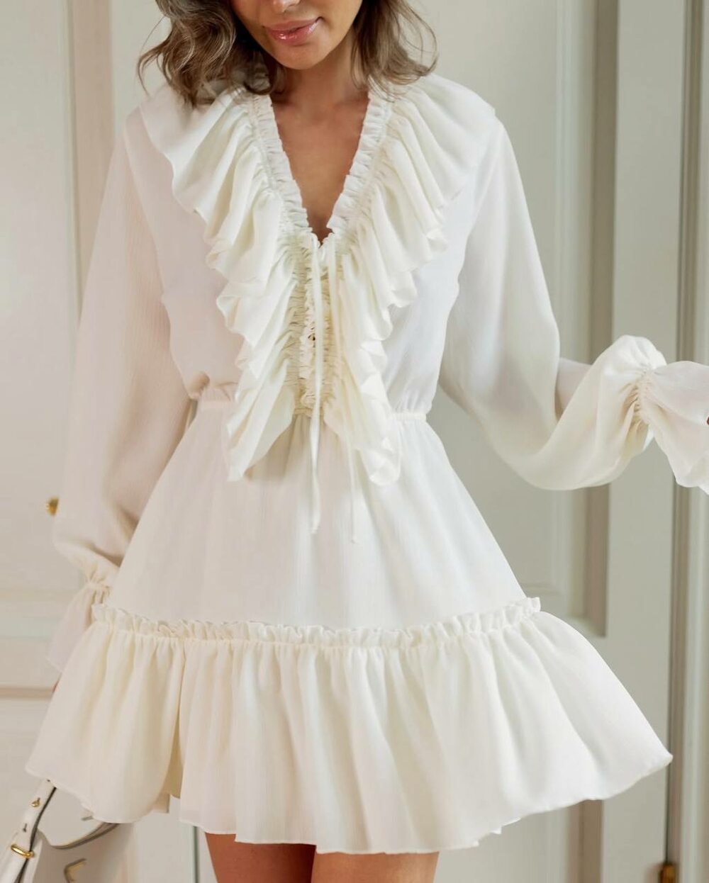 Сукня з рюшами та довгим рукавом, колір білий
