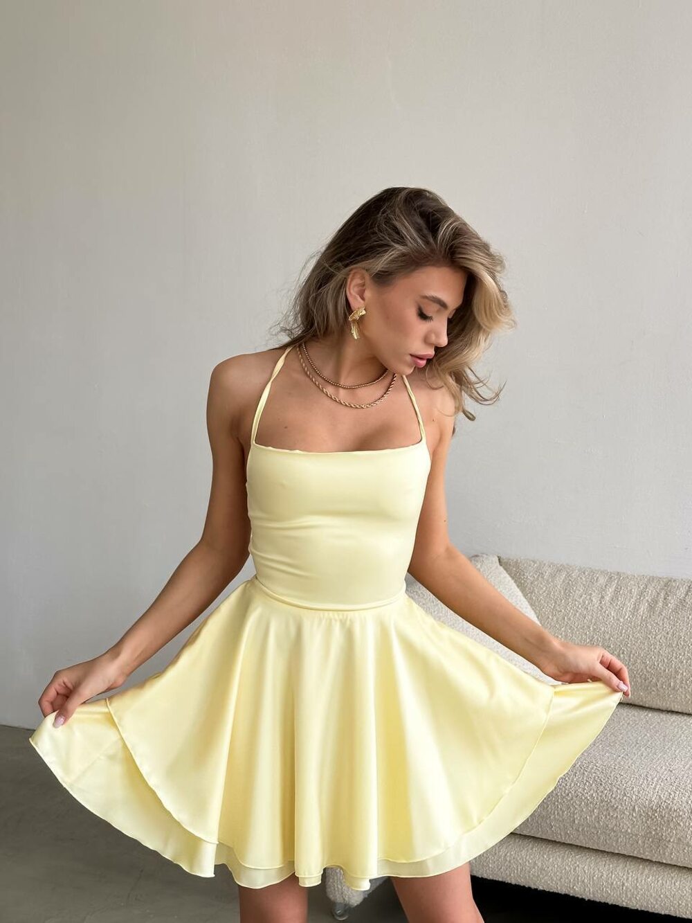 Сукня зі шнурівкою на спині, колір лимонний