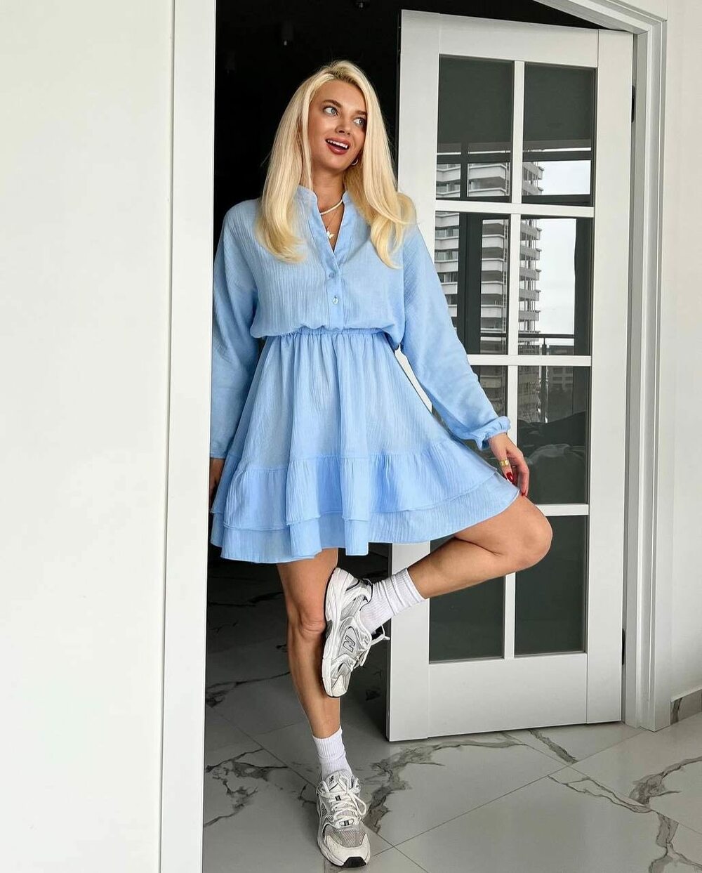 Стильна муслінна сукня. Верх застібається на гудзики, по низу волан рюш, талія на резинці. Колір блакитний.