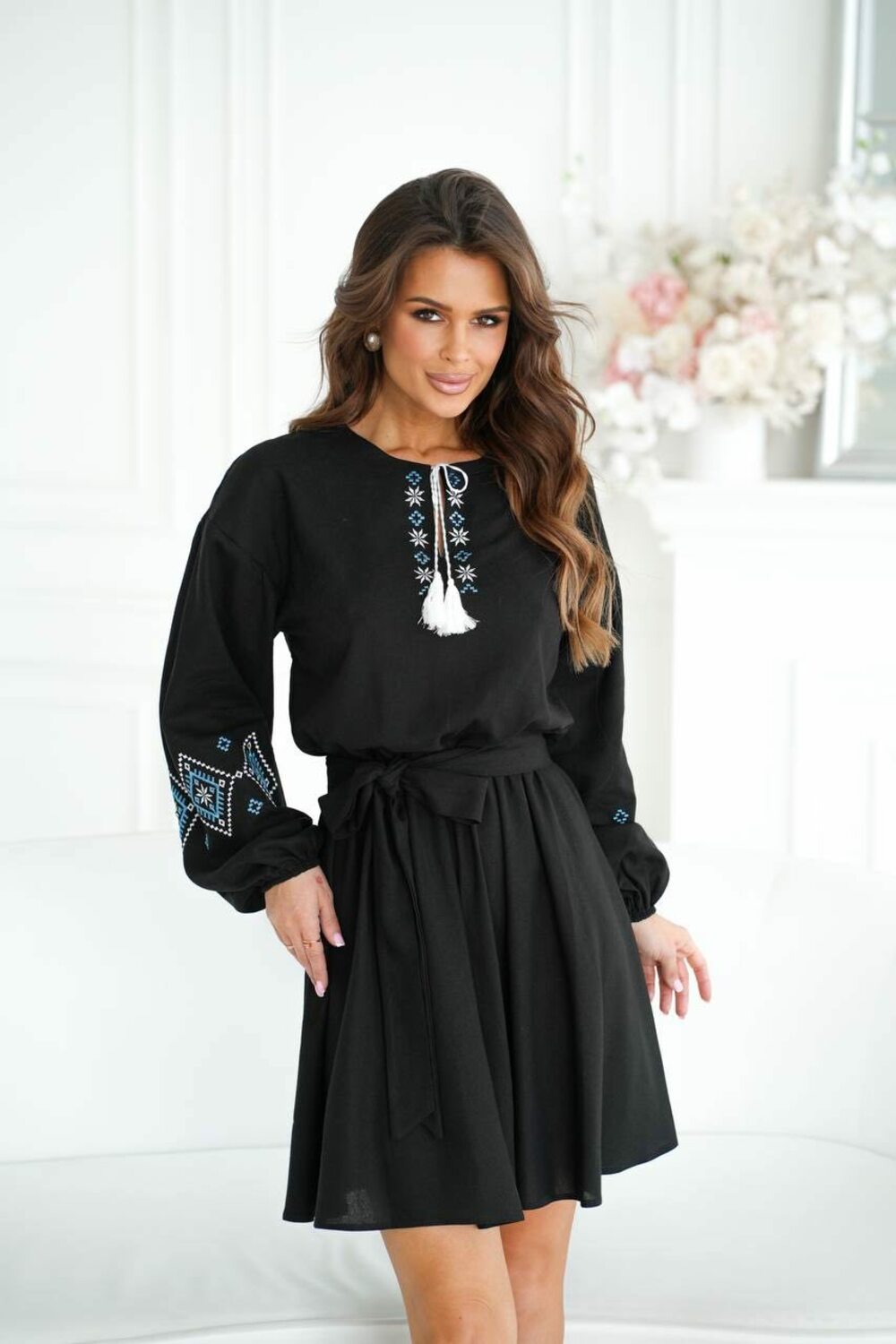 Льняна сукня з спідницею і вишивкою, талія і рукави на резинці, колір чорний