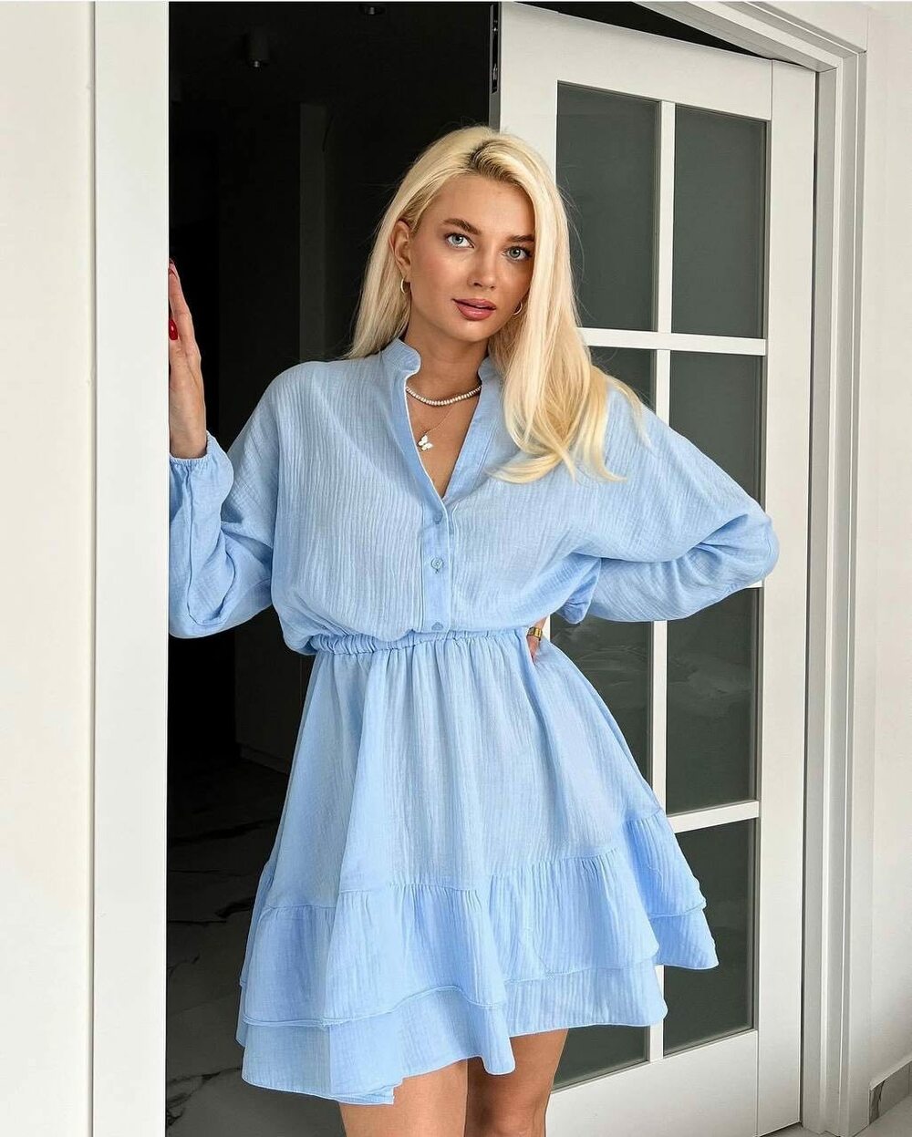Стильна муслінна сукня. Верх застібається на гудзики, по низу волан рюш, талія на резинці. Колір блакитний.