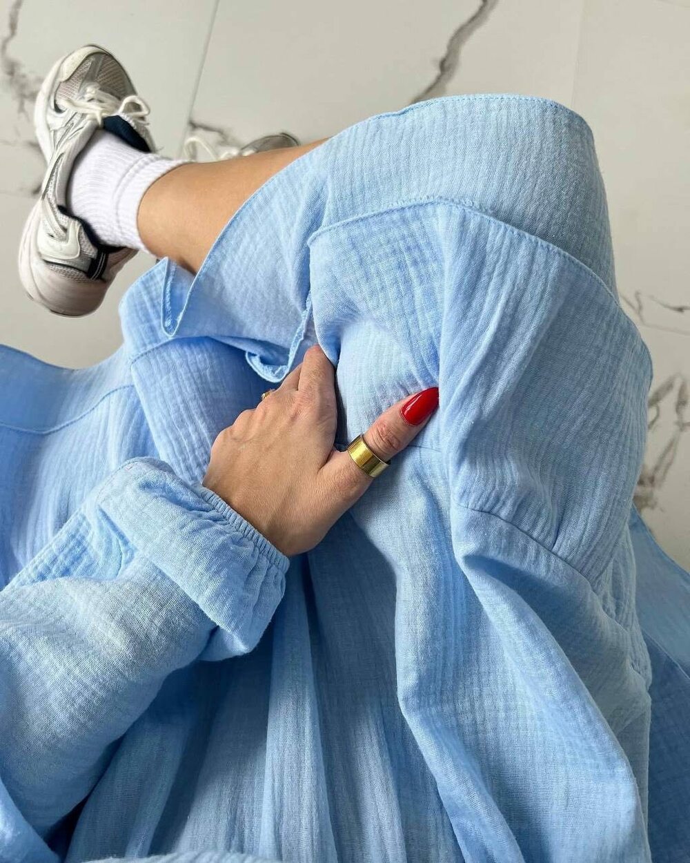 Стильна муслінна сукня. Верх застібається на гудзики, по низу волан рюш, талія на резинці. Колір блакитний.