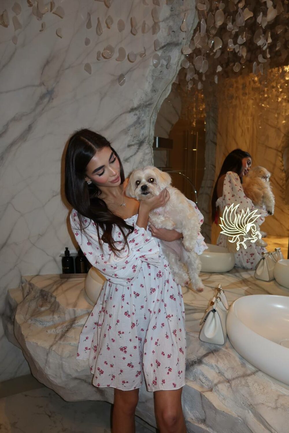 Сукня з рукавами воланами і гумкою, що стягує на талії, колір білий, принт рожевий