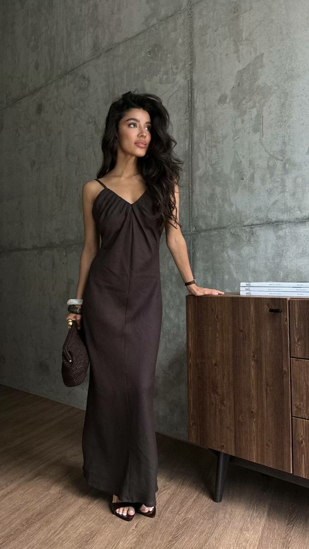 Довга сукня на бретельках, колір шоколад
