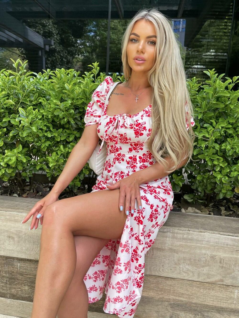 Летнее платье с разрезом, цвет белый